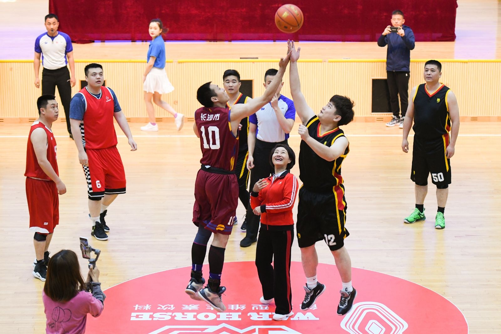 長沙市第十屆運(yùn)動會（市直機(jī)關(guān)組）籃球賽 暨“戰(zhàn)馬杯”第十五屆市直機(jī)關(guān)干部職工籃球賽火熱開賽！